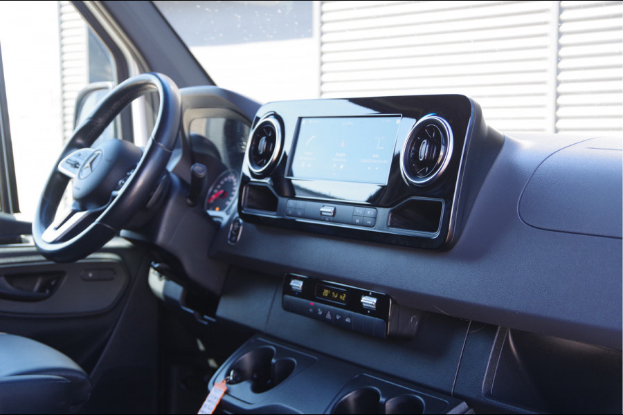 Mercedes-Benz Sprinter 319 3.0 CDI V6 L2H2 AUT. LED, LEDER, 3.5T TREKHAAK, ADAPT. CRUISE, 360 CAMERA, MBUX 10'', MISTLAMPEN, CLIMA, PARKEERSENSOREN, AP
