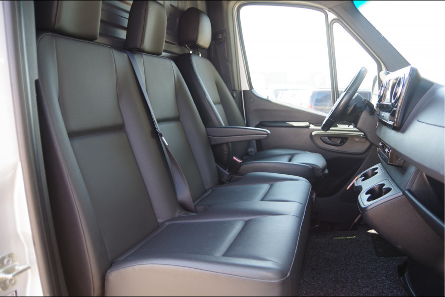 Mercedes-Benz Sprinter 319 3.0 CDI V6 L2H2 AUT. LED, LEDER, 3.5T TREKHAAK, ADAPT. CRUISE, 360 CAMERA, MBUX 10'', MISTLAMPEN, CLIMA, PARKEERSENSOREN, AP