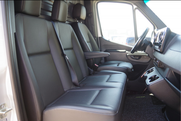 Mercedes-Benz Sprinter 319 3.0 CDI V6 L2H2 AUT. LED, LEDER, 3.5T TREKHAAK, ADAPT. CRUISE, 360 CAMERA, MBUX 10'', MISTLAMPEN, CLIMA, PARKEERSENSOREN, AP