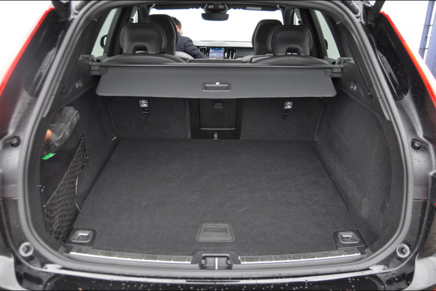 Volvo XC60 T6 350PK Automaat AWD Plus Black Edition 46 KM!/ Trekhaak / Adaptieve cruise control / Panoramadak / Apple carplay / Parkeersensoren met 360 camera / Elektrische achterklep / Elektrische stoelen met geheugen / Stoel en stuurwielverwarming / 21” velgen