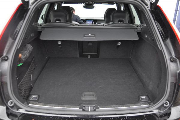 Volvo XC60 T6 350PK Automaat AWD Plus Black Edition 46 KM!/ Trekhaak / Adaptieve cruise control / Panoramadak / Apple carplay / Parkeersensoren met 360 camera / Elektrische achterklep / Elektrische stoelen met geheugen / Stoel en stuurwielverwarming / 21” velgen