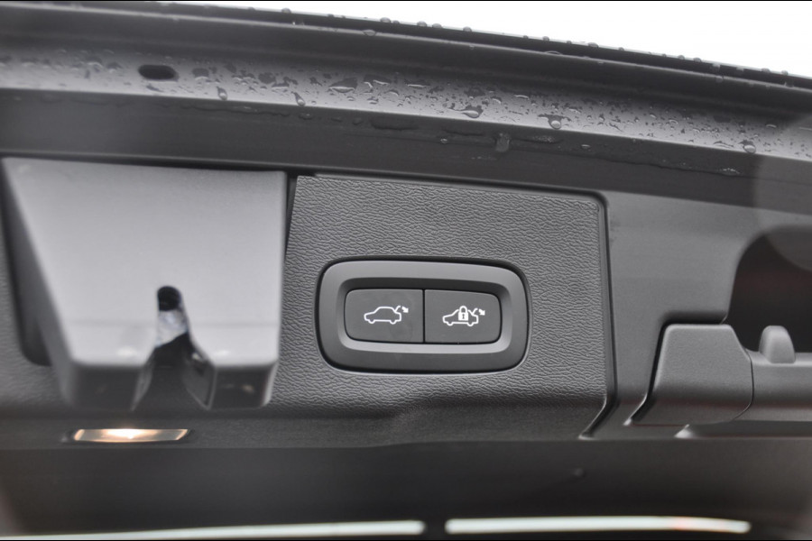 Volvo XC60 T6 350PK Automaat AWD Plus Black Edition 46 KM!/ Trekhaak / Adaptieve cruise control / Panoramadak / Apple carplay / Parkeersensoren met 360 camera / Elektrische achterklep / Elektrische stoelen met geheugen / Stoel en stuurwielverwarming / 21” velgen
