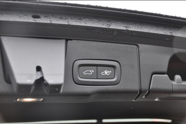 Volvo XC60 T6 350PK Automaat AWD Plus Black Edition 46 KM!/ Trekhaak / Adaptieve cruise control / Panoramadak / Apple carplay / Parkeersensoren met 360 camera / Elektrische achterklep / Elektrische stoelen met geheugen / Stoel en stuurwielverwarming / 21” velgen