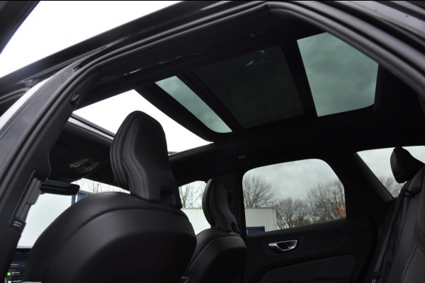 Volvo XC60 T6 350PK Automaat AWD Plus Black Edition 46 KM!/ Trekhaak / Adaptieve cruise control / Panoramadak / Apple carplay / Parkeersensoren met 360 camera / Elektrische achterklep / Elektrische stoelen met geheugen / Stoel en stuurwielverwarming / 21” velgen