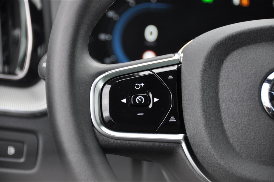 Volvo XC60 T6 350PK Automaat AWD Plus Black Edition 46 KM!/ Trekhaak / Adaptieve cruise control / Panoramadak / Apple carplay / Parkeersensoren met 360 camera / Elektrische achterklep / Elektrische stoelen met geheugen / Stoel en stuurwielverwarming / 21” velgen