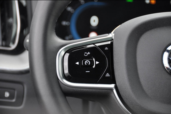 Volvo XC60 T6 350PK Automaat AWD Plus Black Edition 46 KM!/ Trekhaak / Adaptieve cruise control / Panoramadak / Apple carplay / Parkeersensoren met 360 camera / Elektrische achterklep / Elektrische stoelen met geheugen / Stoel en stuurwielverwarming / 21” velgen