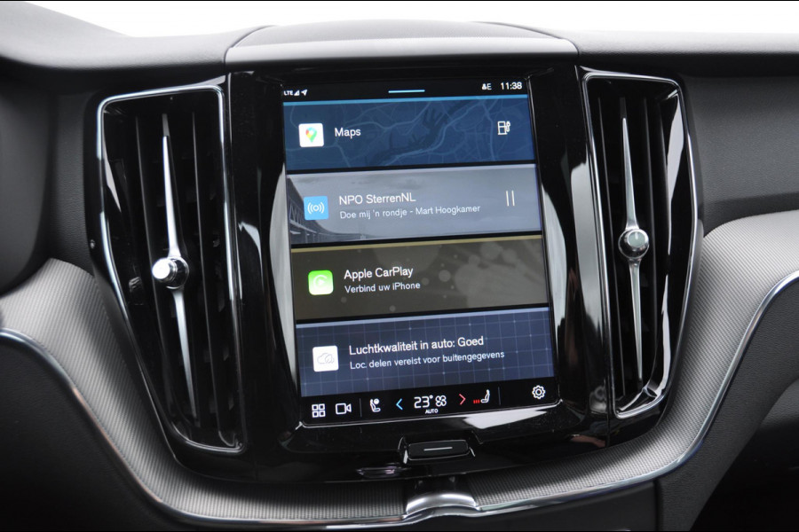 Volvo XC60 T6 350PK Automaat AWD Plus Black Edition 46 KM!/ Trekhaak / Adaptieve cruise control / Panoramadak / Apple carplay / Parkeersensoren met 360 camera / Elektrische achterklep / Elektrische stoelen met geheugen / Stoel en stuurwielverwarming / 21” velgen