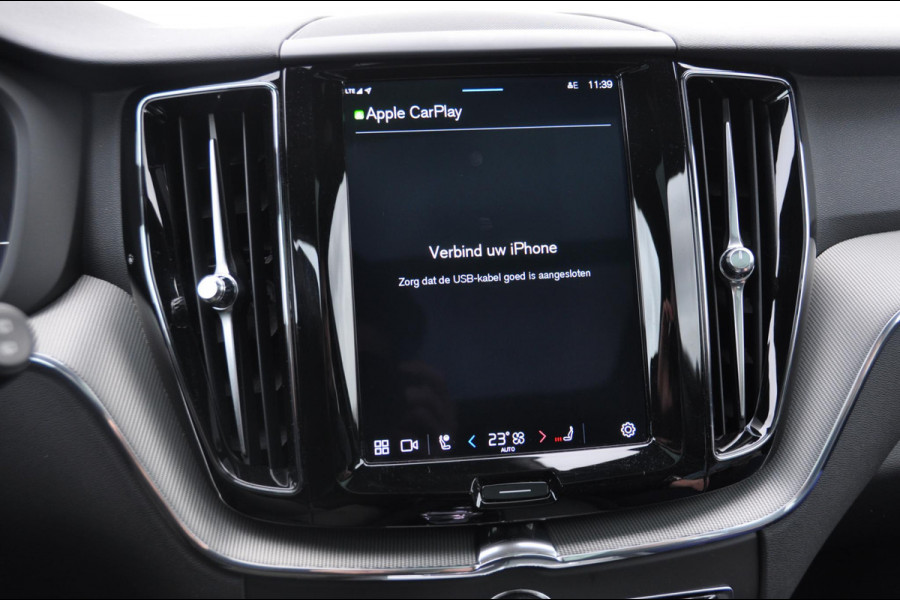 Volvo XC60 T6 350PK Automaat AWD Plus Black Edition 46 KM!/ Trekhaak / Adaptieve cruise control / Panoramadak / Apple carplay / Parkeersensoren met 360 camera / Elektrische achterklep / Elektrische stoelen met geheugen / Stoel en stuurwielverwarming / 21” velgen
