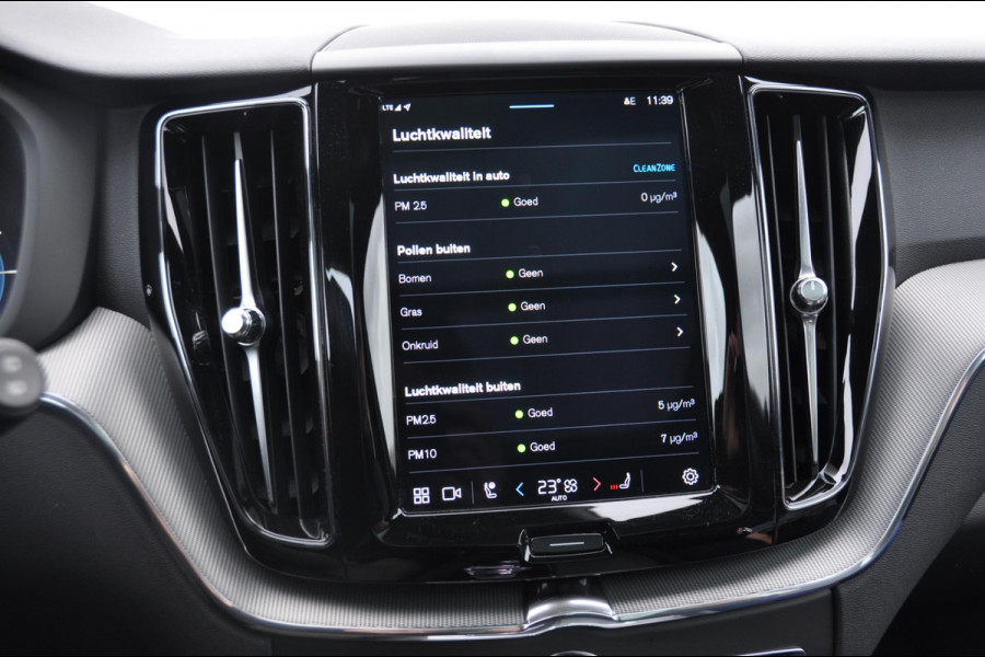 Volvo XC60 T6 350PK Automaat AWD Plus Black Edition 46 KM!/ Trekhaak / Adaptieve cruise control / Panoramadak / Apple carplay / Parkeersensoren met 360 camera / Elektrische achterklep / Elektrische stoelen met geheugen / Stoel en stuurwielverwarming / 21” velgen