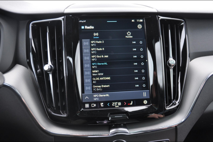 Volvo XC60 T6 350PK Automaat AWD Plus Black Edition 46 KM!/ Trekhaak / Adaptieve cruise control / Panoramadak / Apple carplay / Parkeersensoren met 360 camera / Elektrische achterklep / Elektrische stoelen met geheugen / Stoel en stuurwielverwarming / 21” velgen