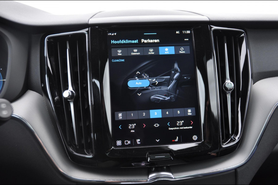 Volvo XC60 T6 350PK Automaat AWD Plus Black Edition 46 KM!/ Trekhaak / Adaptieve cruise control / Panoramadak / Apple carplay / Parkeersensoren met 360 camera / Elektrische achterklep / Elektrische stoelen met geheugen / Stoel en stuurwielverwarming / 21” velgen
