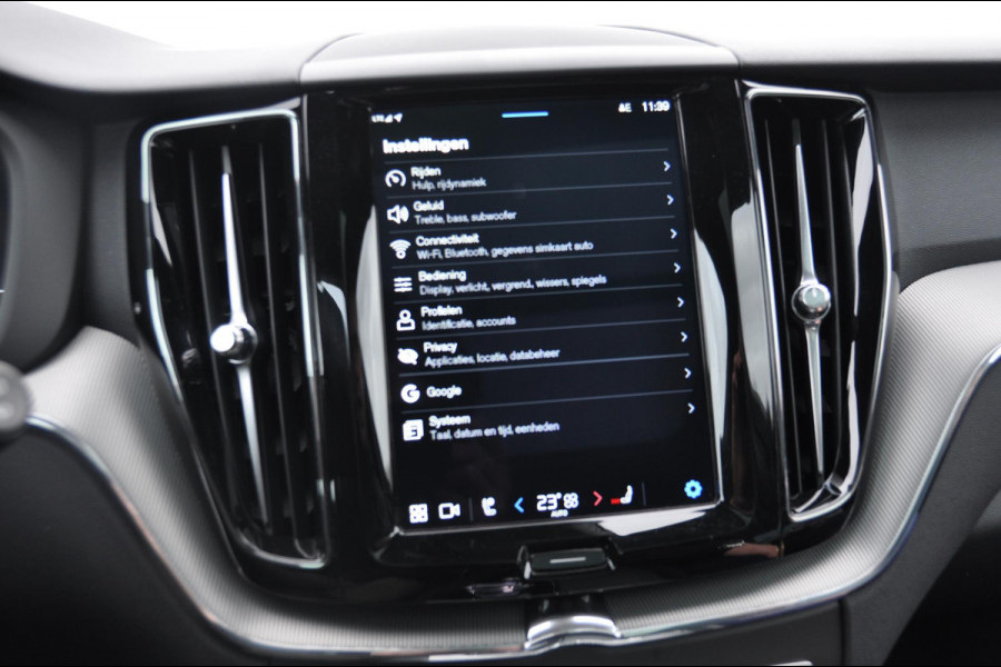 Volvo XC60 T6 350PK Automaat AWD Plus Black Edition 46 KM!/ Trekhaak / Adaptieve cruise control / Panoramadak / Apple carplay / Parkeersensoren met 360 camera / Elektrische achterklep / Elektrische stoelen met geheugen / Stoel en stuurwielverwarming / 21” velgen