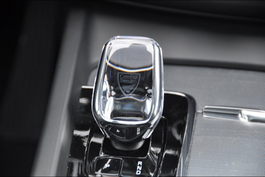 Volvo XC60 T6 350PK Automaat AWD Plus Black Edition 46 KM!/ Trekhaak / Adaptieve cruise control / Panoramadak / Apple carplay / Parkeersensoren met 360 camera / Elektrische achterklep / Elektrische stoelen met geheugen / Stoel en stuurwielverwarming / 21” velgen