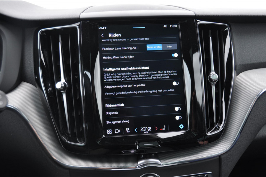 Volvo XC60 T6 350PK Automaat AWD Plus Black Edition 46 KM!/ Trekhaak / Adaptieve cruise control / Panoramadak / Apple carplay / Parkeersensoren met 360 camera / Elektrische achterklep / Elektrische stoelen met geheugen / Stoel en stuurwielverwarming / 21” velgen