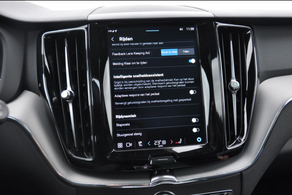 Volvo XC60 T6 350PK Automaat AWD Plus Black Edition 46 KM!/ Trekhaak / Adaptieve cruise control / Panoramadak / Apple carplay / Parkeersensoren met 360 camera / Elektrische achterklep / Elektrische stoelen met geheugen / Stoel en stuurwielverwarming / 21” velgen