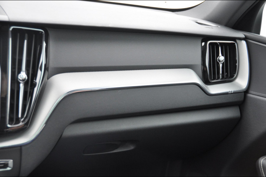 Volvo XC60 T6 350PK Automaat AWD Plus Black Edition 46 KM!/ Trekhaak / Adaptieve cruise control / Panoramadak / Apple carplay / Parkeersensoren met 360 camera / Elektrische achterklep / Elektrische stoelen met geheugen / Stoel en stuurwielverwarming / 21” velgen