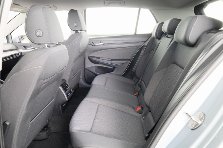 Volkswagen Golf Oranje Edition 1.5 TSI 85 kW / 116 pk Hatchback 6 versn. Hand | Apple Carplay & Android Auto| Camera | Stoel & Stuurverwarming | Led |