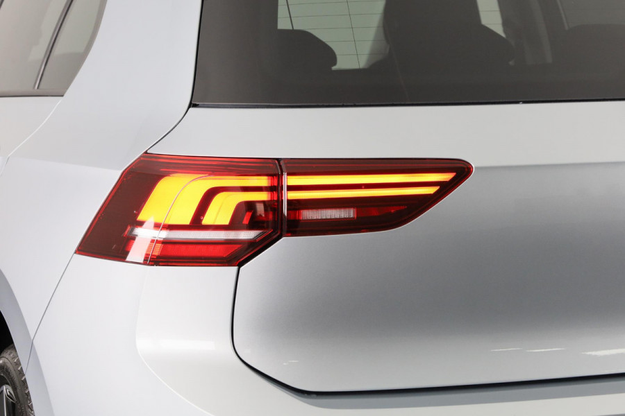Volkswagen Golf Oranje Edition 1.5 TSI 85 kW / 116 pk Hatchback 6 versn. Hand | Apple Carplay & Android Auto| Camera | Stoel & Stuurverwarming | Led |