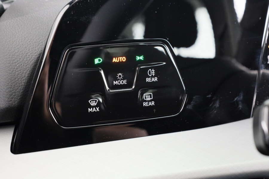 Volkswagen Golf Oranje Edition 1.5 TSI 85 kW / 116 pk Hatchback 6 versn. Hand | Apple Carplay & Android Auto| Camera | Stoel & Stuurverwarming | Led |