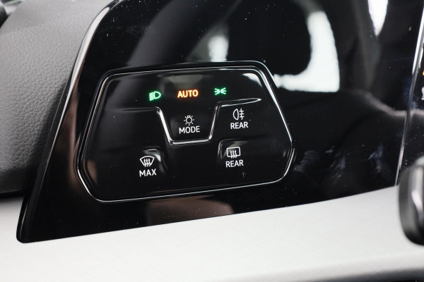 Volkswagen Golf Oranje Edition 1.5 TSI 85 kW / 116 pk Hatchback 6 versn. Hand | Apple Carplay & Android Auto| Camera | Stoel & Stuurverwarming | Led |