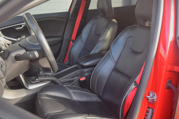Volvo V40 2.0 D3 R Design Business Sport / Panoramadak / Leer / Led koplampen / Stoelverwarming / Camera /