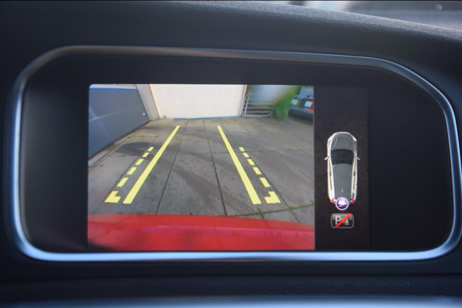 Volvo V40 2.0 D3 R Design Business Sport / Panoramadak / Leer / Led koplampen / Stoelverwarming / Camera /