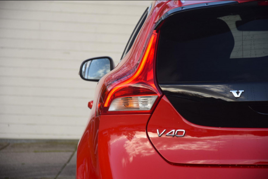 Volvo V40 2.0 D3 R Design Business Sport / Panoramadak / Leer / Led koplampen / Stoelverwarming / Camera /