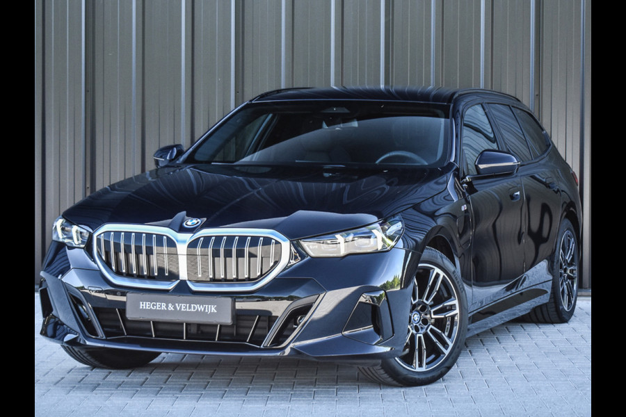 BMW 5 Serie Touring 530e xDrive M Sport | DRIVING ASS. PLUS | HARMAN KARDON | ELEKTR. TREKHAAK | ACHTERUITRIJ CAMERA | AMBIANCE VERLICHTING