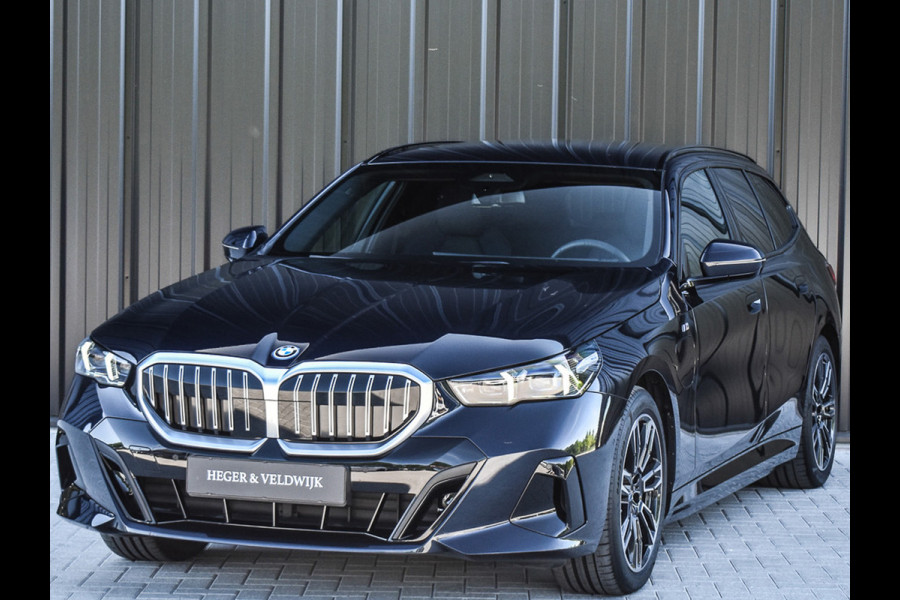 BMW 5 Serie Touring 530e xDrive M Sport | DRIVING ASS. PLUS | HARMAN KARDON | ELEKTR. TREKHAAK | ACHTERUITRIJ CAMERA | AMBIANCE VERLICHTING
