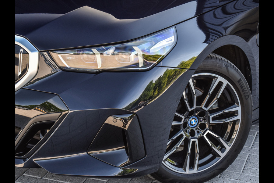 BMW 5 Serie Touring 530e xDrive M Sport | DRIVING ASS. PLUS | HARMAN KARDON | ELEKTR. TREKHAAK | ACHTERUITRIJ CAMERA | AMBIANCE VERLICHTING