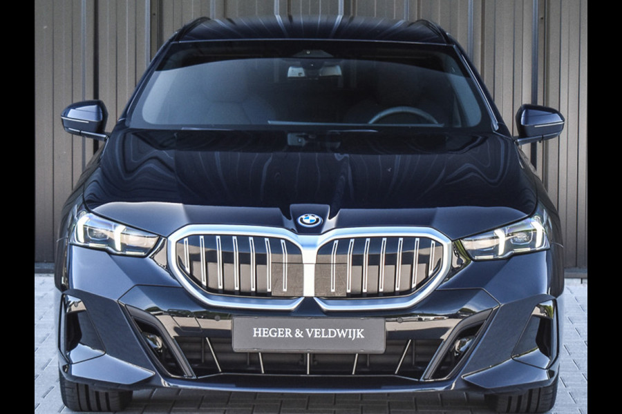 BMW 5 Serie Touring 530e xDrive M Sport | DRIVING ASS. PLUS | HARMAN KARDON | ELEKTR. TREKHAAK | ACHTERUITRIJ CAMERA | AMBIANCE VERLICHTING