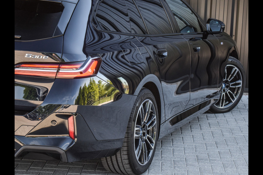 BMW 5 Serie Touring 530e xDrive M Sport | DRIVING ASS. PLUS | HARMAN KARDON | ELEKTR. TREKHAAK | ACHTERUITRIJ CAMERA | AMBIANCE VERLICHTING