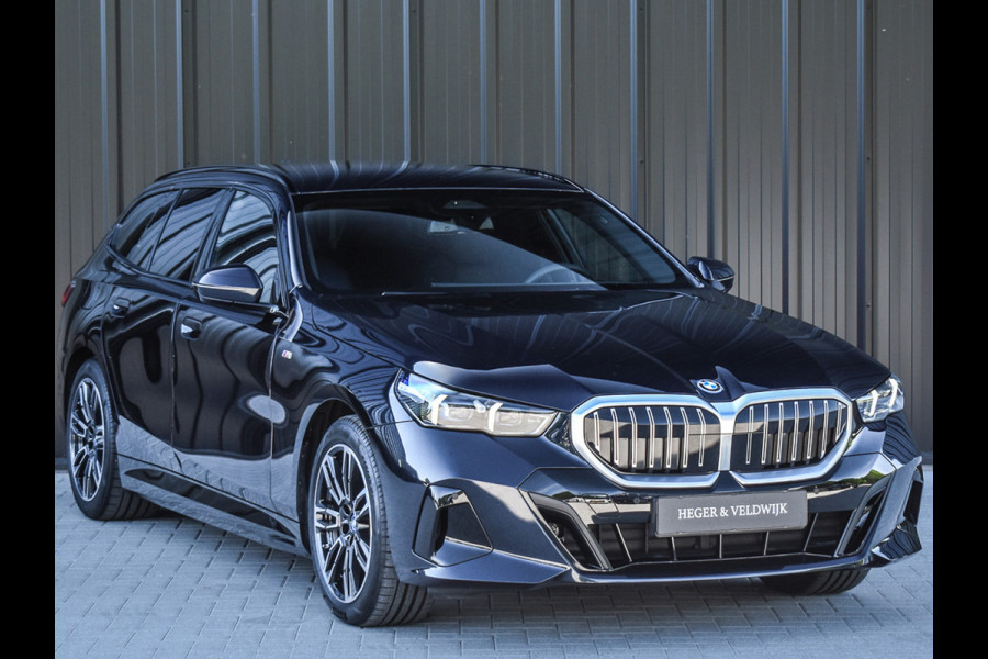 BMW 5 Serie Touring 530e xDrive M Sport | DRIVING ASS. PLUS | HARMAN KARDON | ELEKTR. TREKHAAK | ACHTERUITRIJ CAMERA | AMBIANCE VERLICHTING