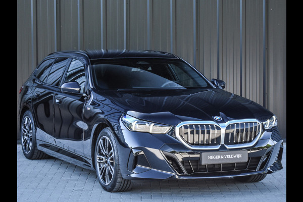 BMW 5 Serie Touring 530e xDrive M Sport | DRIVING ASS. PLUS | HARMAN KARDON | ELEKTR. TREKHAAK | ACHTERUITRIJ CAMERA | AMBIANCE VERLICHTING