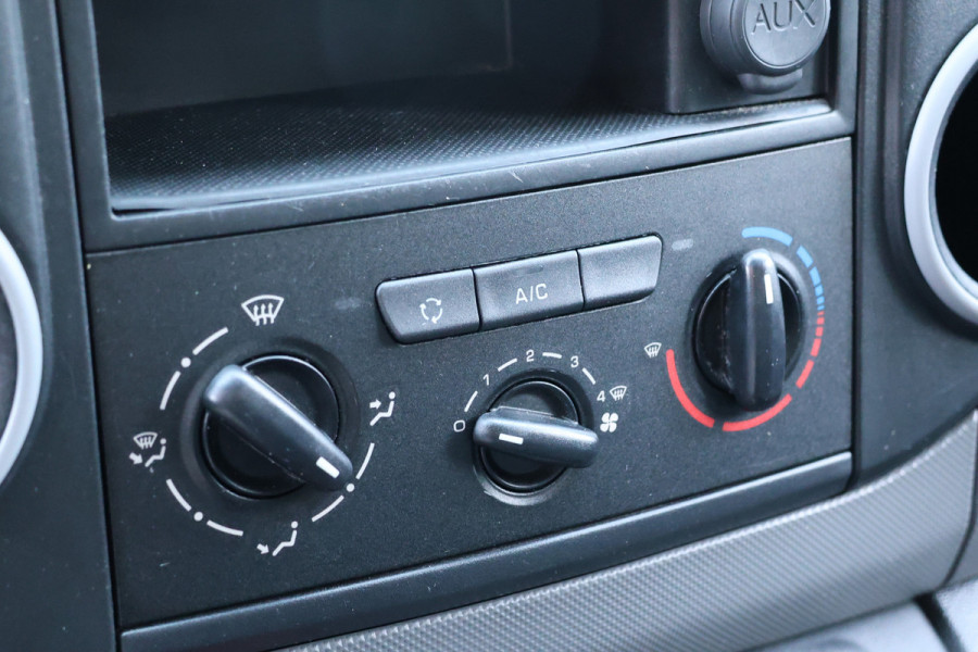 Peugeot Partner 120 1.6 BlueHDi 100 | Airco | Cruise control | PDC | Imperiaal | Elek. ramen | Bluetooth | MF Stuur | Houten vloer | NAP Logisch | NL Auto