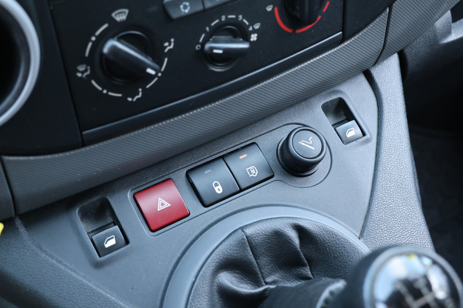 Peugeot Partner 120 1.6 BlueHDi 100 | Airco | Cruise control | PDC | Imperiaal | Elek. ramen | Bluetooth | MF Stuur | Houten vloer | NAP Logisch | NL Auto
