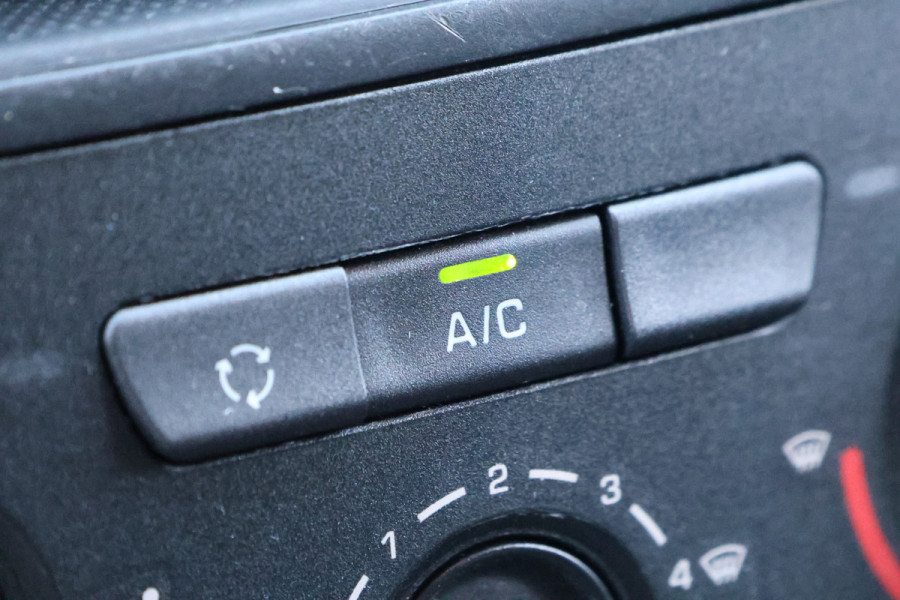 Peugeot Partner 120 1.6 BlueHDi 100 | Airco | Cruise control | PDC | Imperiaal | Elek. ramen | Bluetooth | MF Stuur | Houten vloer | NAP Logisch | NL Auto