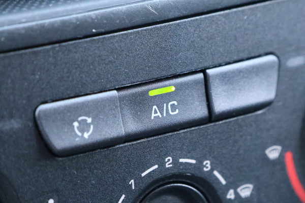 Peugeot Partner 120 1.6 BlueHDi 100 | Airco | Cruise control | PDC | Imperiaal | Elek. ramen | Bluetooth | MF Stuur | Houten vloer | NAP Logisch | NL Auto