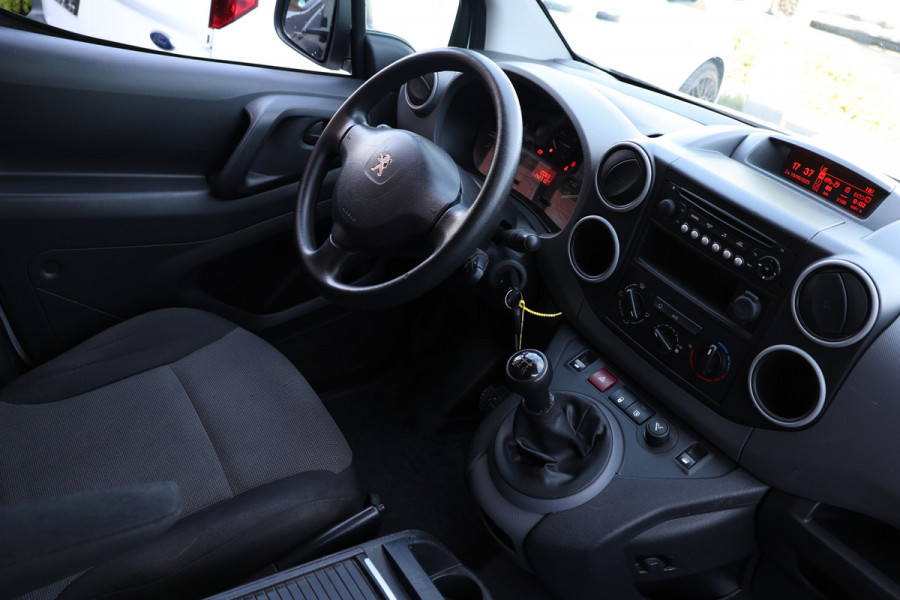 Peugeot Partner 120 1.6 BlueHDi 100 | Airco | Cruise control | PDC | Imperiaal | Elek. ramen | Bluetooth | MF Stuur | Houten vloer | NAP Logisch | NL Auto