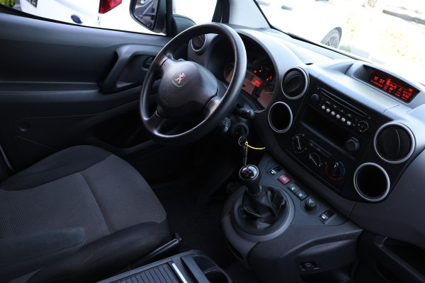 Peugeot Partner 120 1.6 BlueHDi 100 | Airco | Cruise control | PDC | Imperiaal | Elek. ramen | Bluetooth | MF Stuur | Houten vloer | NAP Logisch | NL Auto