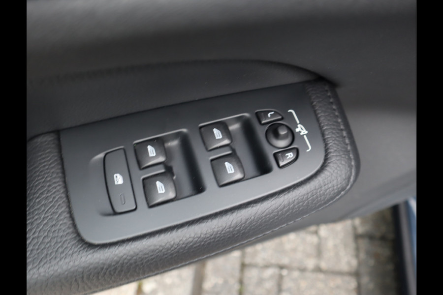 Volvo V60 2.0 B3 Momentum Advantage / Leder / Trekhaak