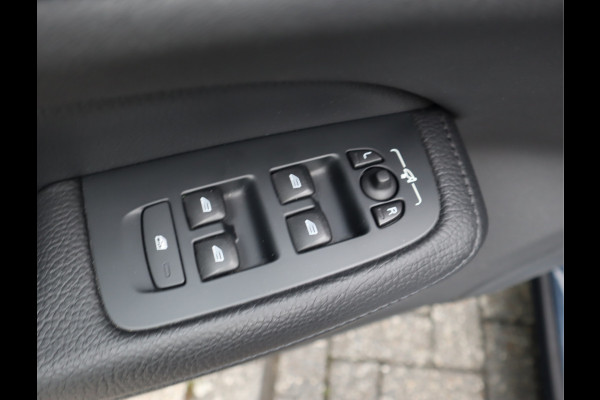 Volvo V60 2.0 B3 Momentum Advantage / Leder / Trekhaak