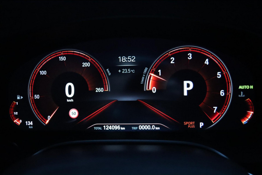 BMW 5 Serie Touring 540i xDrive / PANODAK / Soft Close / CAMERA / HUD / KEYLESS