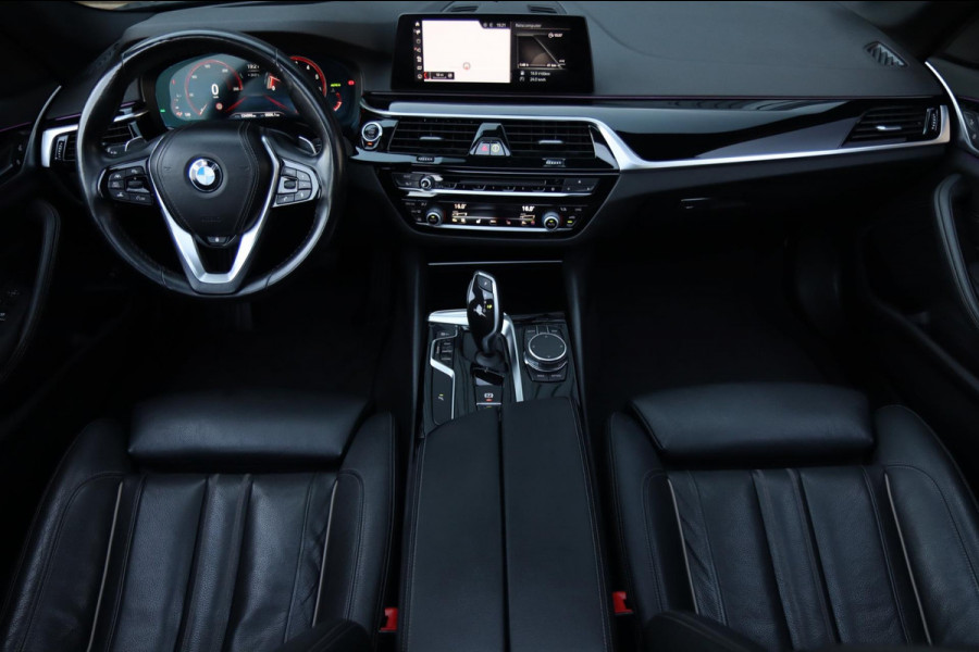 BMW 5 Serie Touring 540i xDrive / PANODAK / Soft Close / CAMERA / HUD / KEYLESS