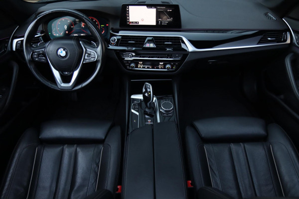 BMW 5 Serie Touring 540i xDrive / PANODAK / Soft Close / CAMERA / HUD / KEYLESS