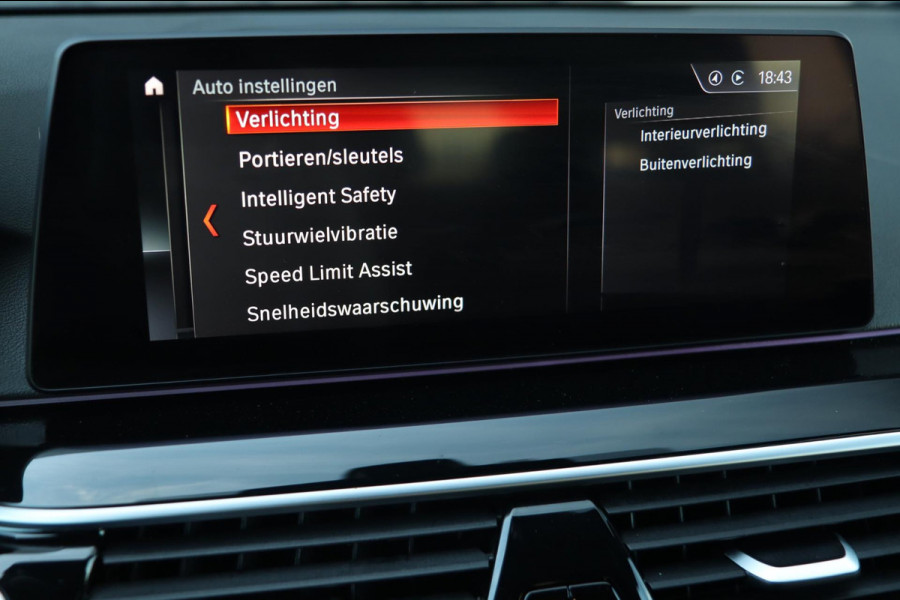 BMW 5 Serie Touring 540i xDrive / PANODAK / Soft Close / CAMERA / HUD / KEYLESS