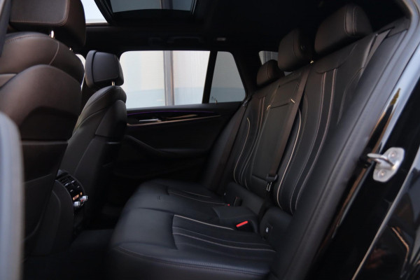 BMW 5 Serie Touring 540i xDrive / PANODAK / Soft Close / CAMERA / HUD / KEYLESS
