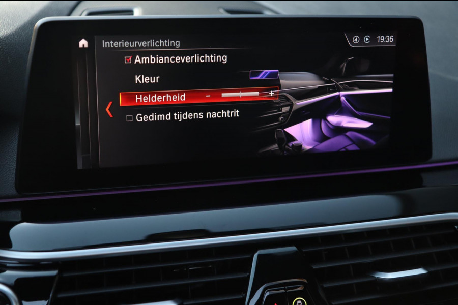 BMW 5 Serie Touring 540i xDrive / PANODAK / Soft Close / CAMERA / HUD / KEYLESS