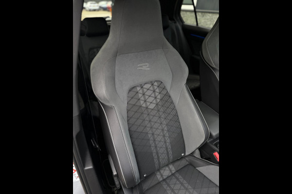 Volkswagen Golf 1.5 eTSI 3x R-Line Panorama Camera