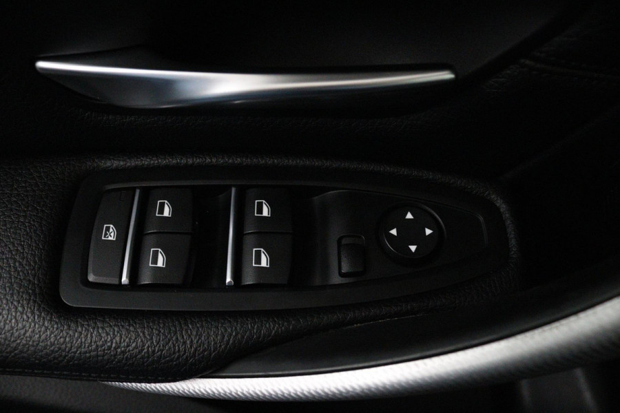 BMW 3 Serie Touring 318i M Sport Corporate Lease (PARKEERSENSOREN, STOELVERWARMING, LEER, NAVIGATIE, CRUISE, NL-AUTO)